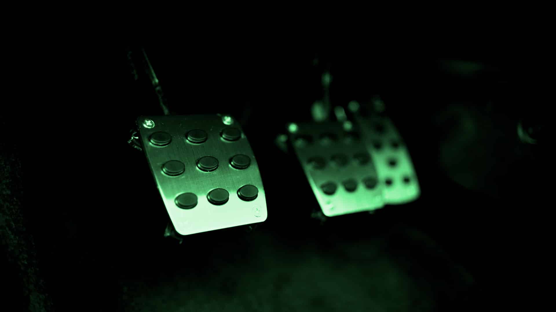 Dois pedais de um carro