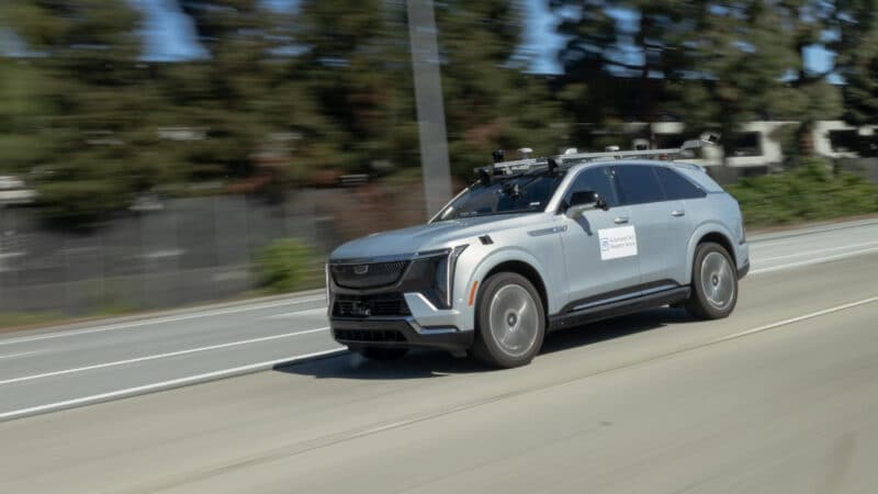 Cadillac Escalade com equipamentos para teste de direção autônoma