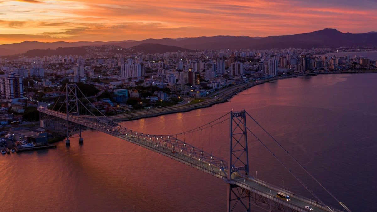 Vista aérea da cidade de Florianópolis na ponte Hercílio Luz