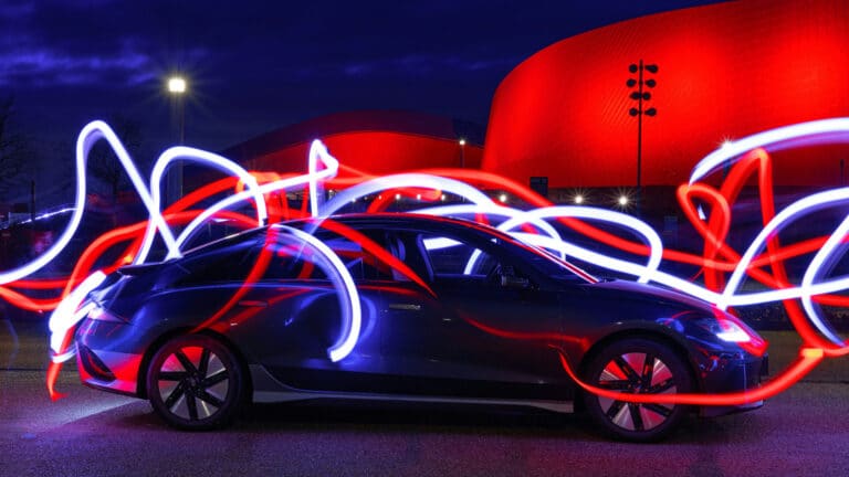Emplacamentos de carros elétricos puros no Brasil sobem 108% em um ano