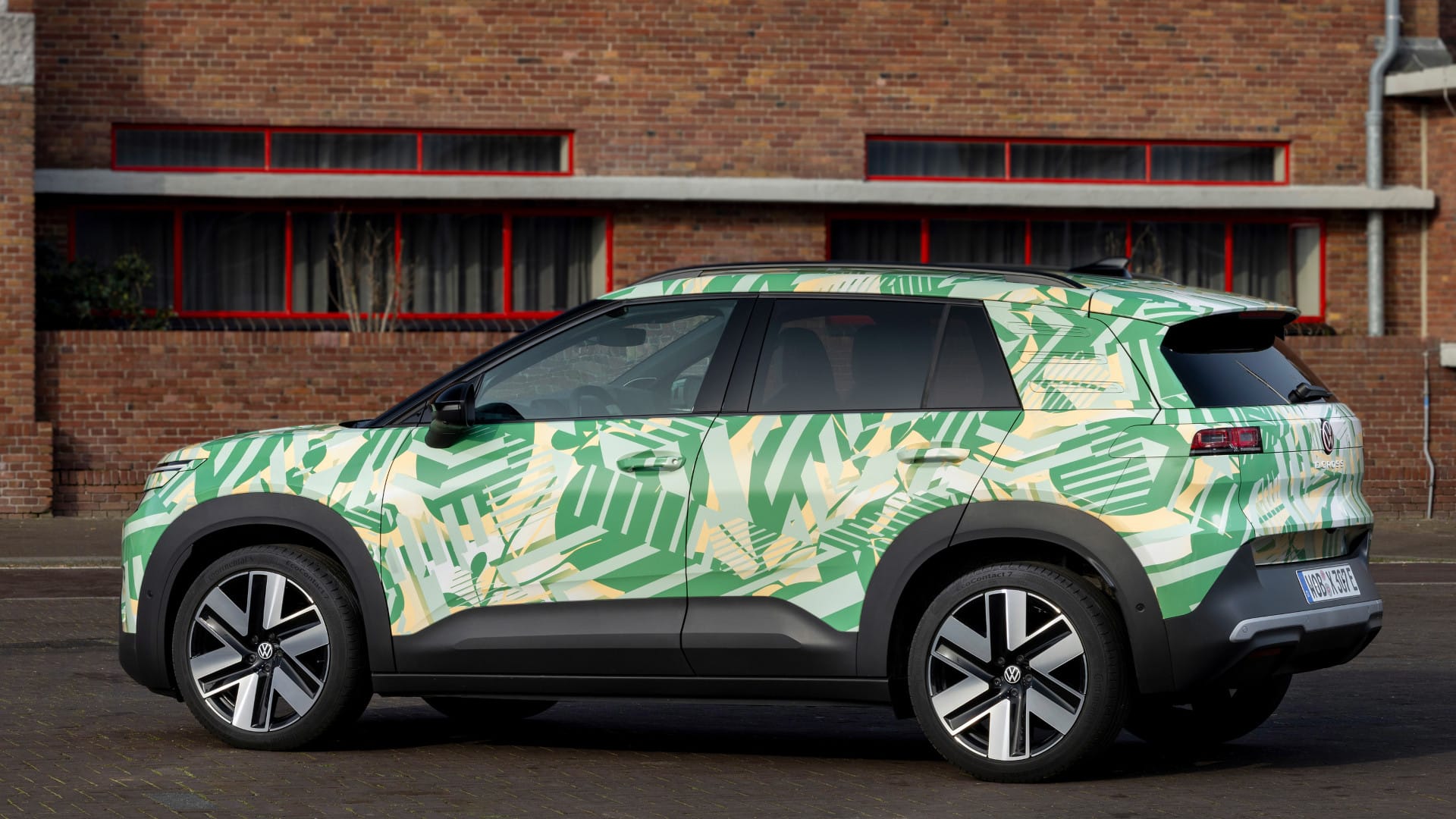 Volkswagen ID. Cross, camuflado, em foto promocional, vista lateral
