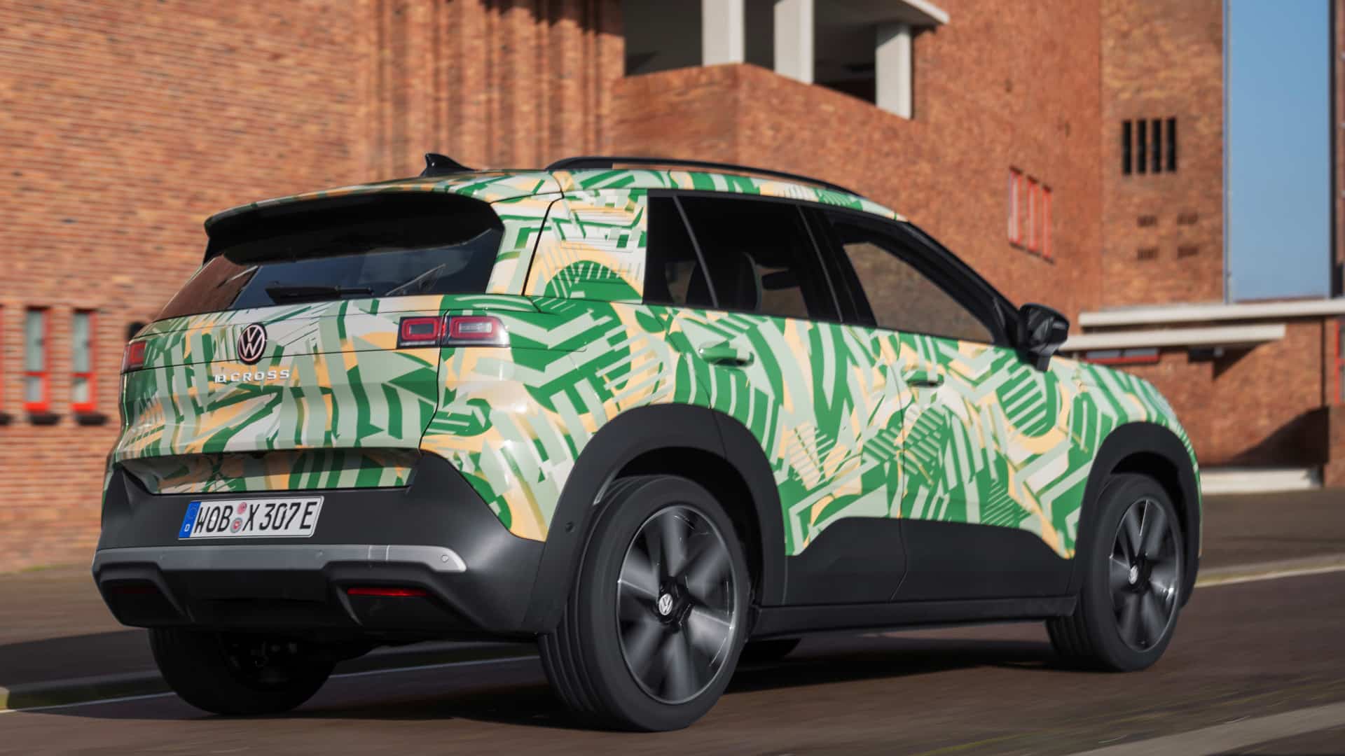 Volkswagen ID. Cross, camuflado, em foto promocional, se afastando