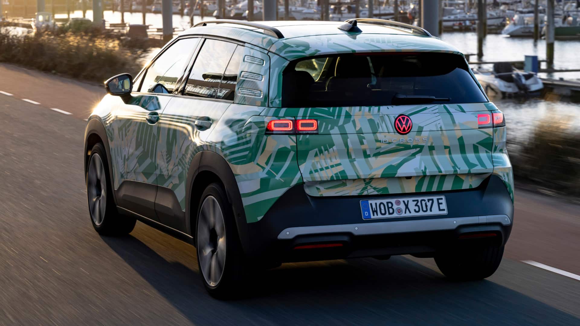 Volkswagen ID. Cross, camuflado, em foto promocional, traseira