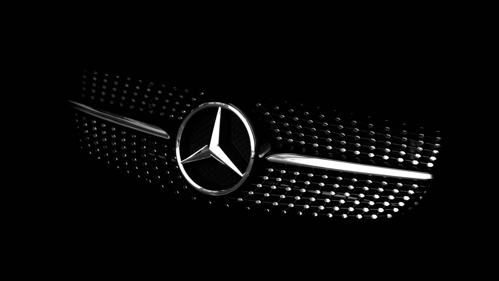 Logo da Mercedez-Benz na grade de um carro