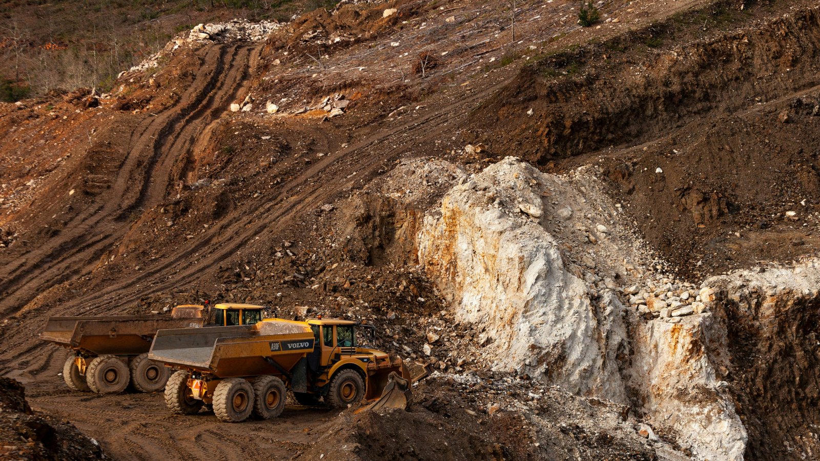 Caminhões em mina de lítio em Portugal