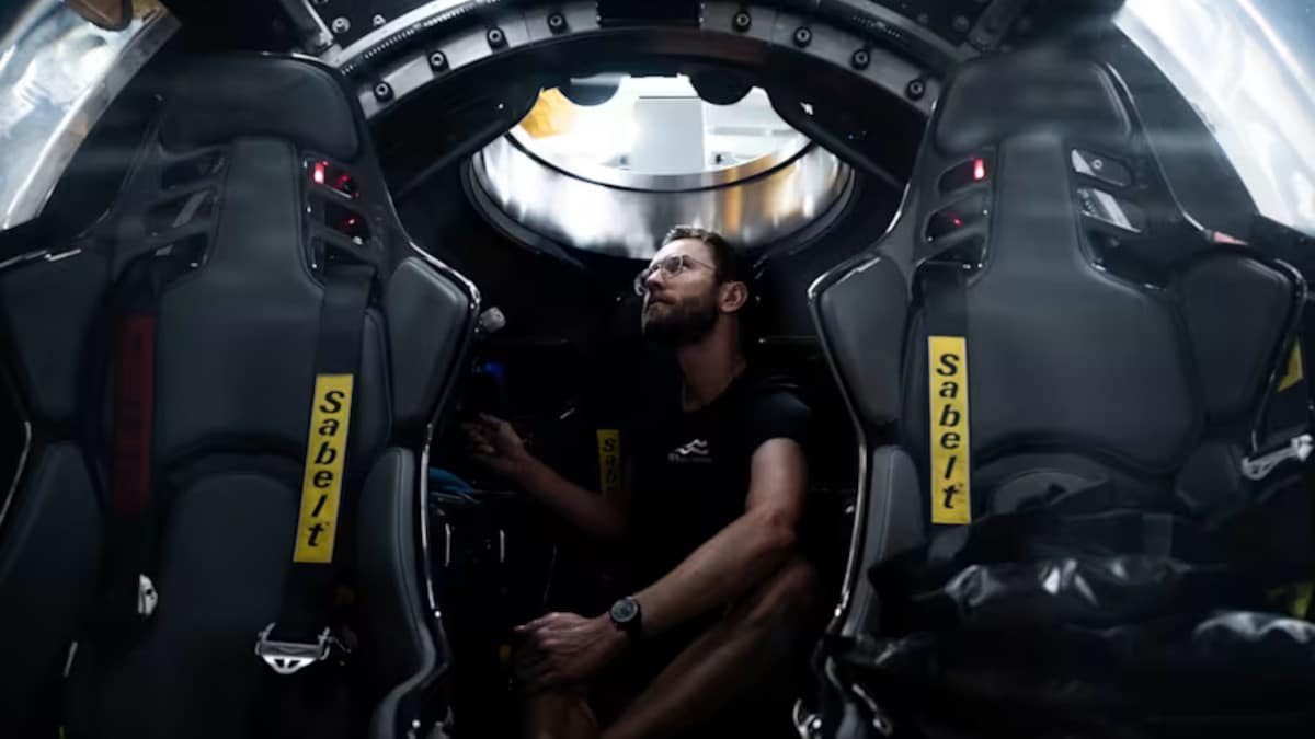 Submarino privado U-Boat Worx SuperSub, interior com o piloto