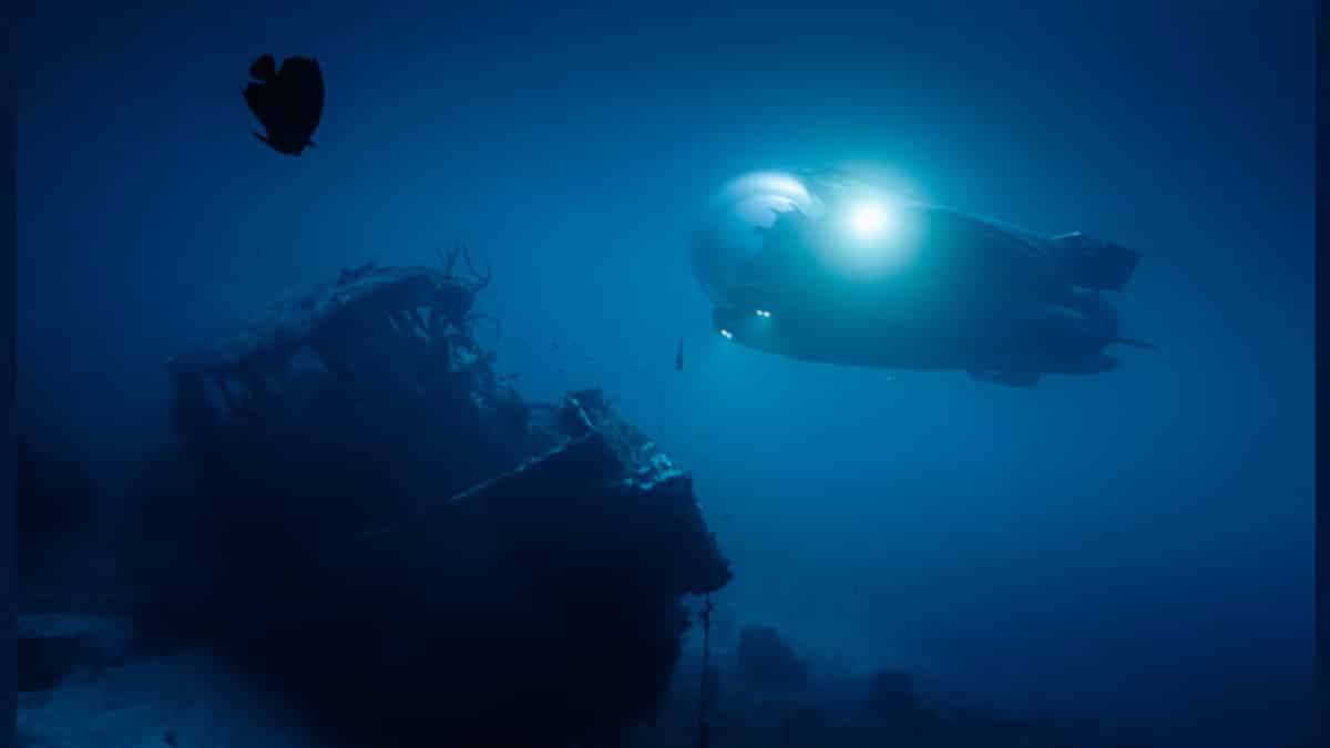 Submarino privado U-Boat Worx SuperSub explorando o mar