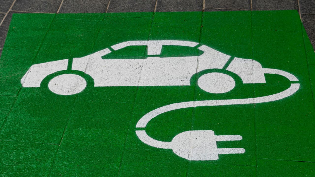 Marcação no solo com um carro elétrico estilizado, numa vaga de carregamento elétrico