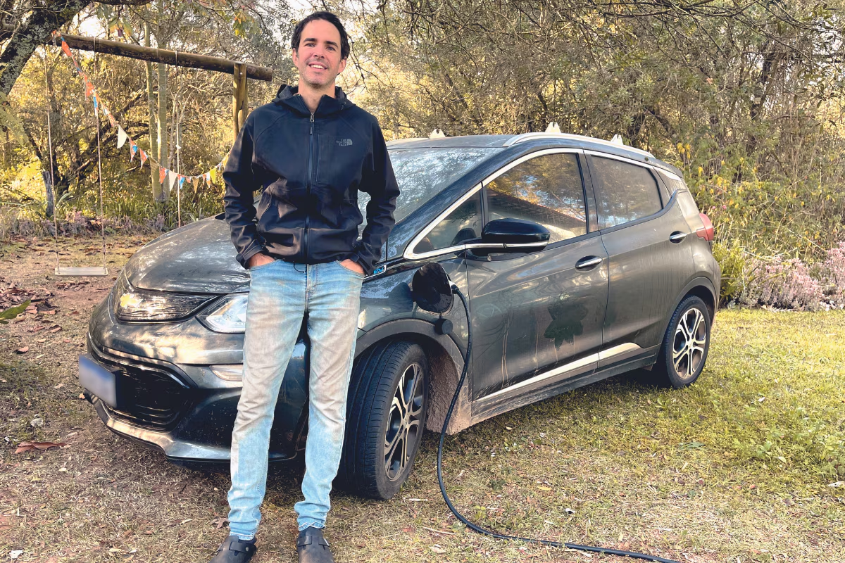 Clemente Gauer com seu Chevrolet Bolt em 2021