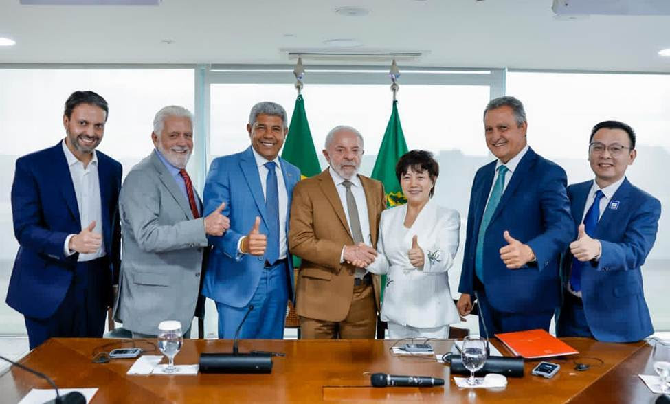 Foto da reunião da BYD com o presidente Lula em 12/03/2025, contendo vice-presidente sênior da BYD Brasil, Alexandre Baldy, senador Jaques Wagner, governador da Bahia, Jerônimo Rodrigues, presidente Luiz Inácio Lula da Silva, vice-presidente executiva da BYD Stella Li, ministro da Casa Civil, Rui Costa, e presidente da BYD Brasil, Tyler Li