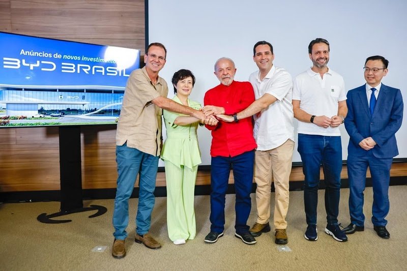 Foto: Presidente Lula, prefeito do Rio Eduardo Paes e vice-prefeito Eduardo Cavaliere recebem Stella Li, CEO da BYD nas Américas, Tyler Li, CEO da BYD no Brasil, e Alexandre Baldy, vice-presidente sênior da BYD Brasil para celebrar investimento da marca na cidade. Créditos: Ricardo Stuckert.