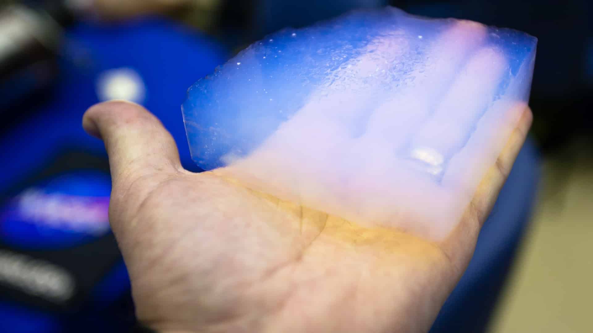Foto da mão de uma pessoa segurando aerogel