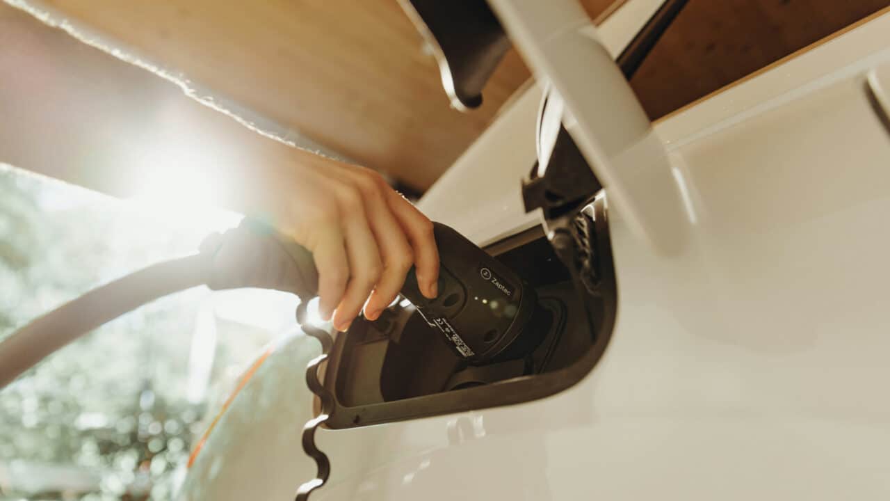 Uma tomada de carregamento de carro elétrico ao por do sol