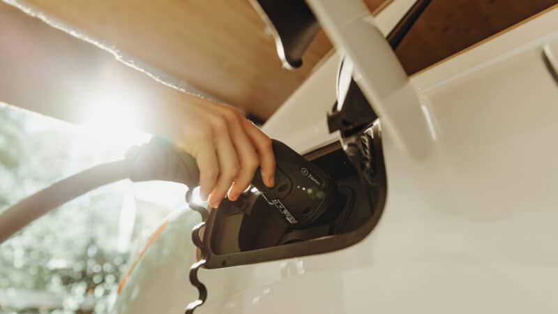 Uma tomada de carregamento de carro elétrico ao por do sol