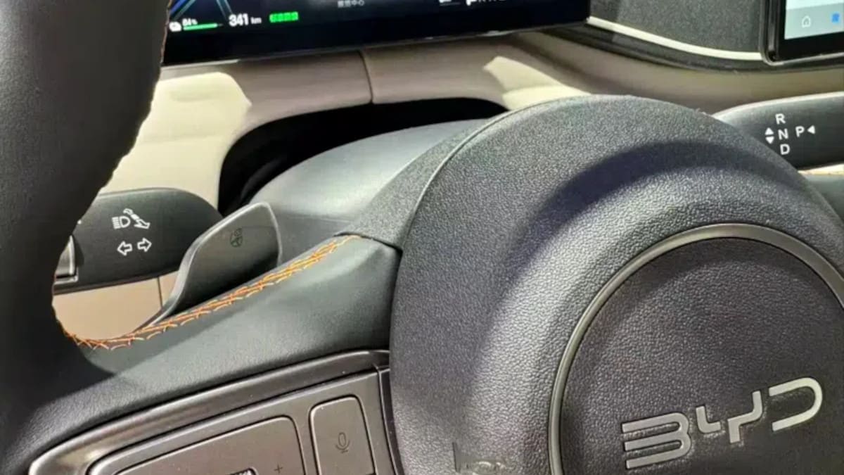 BYD Dolphin Mini 2027, detalhe do volante