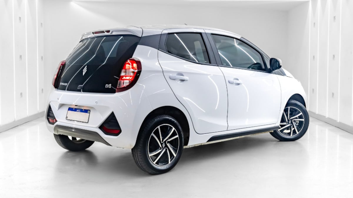 Carro subcompacto JM EV2, saindo