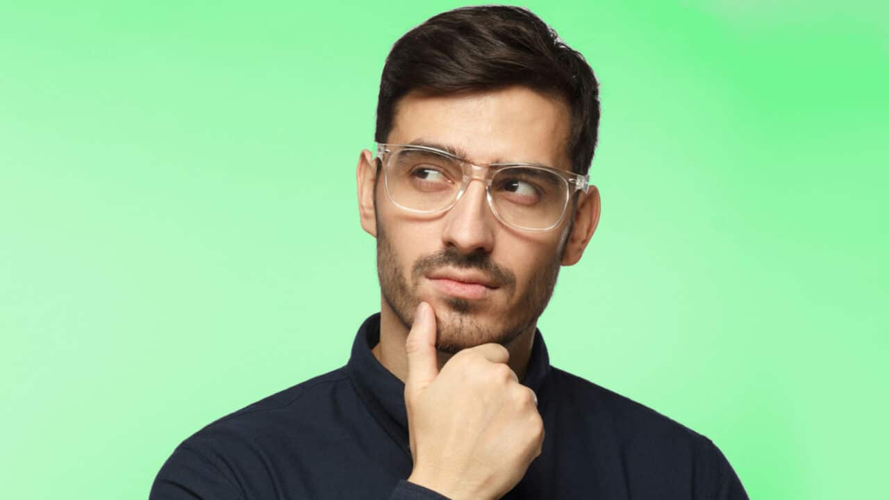 Homem em posição de dúvida coçando o queixo