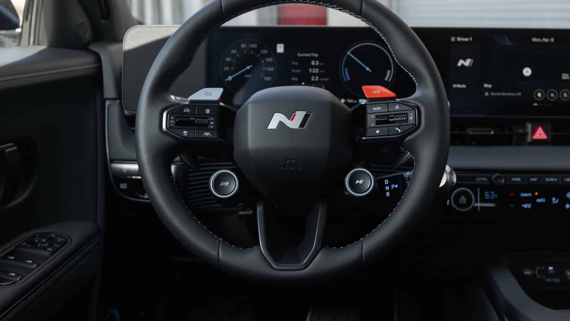 Volante do Ioniq 5 N com o painel ao fundo
