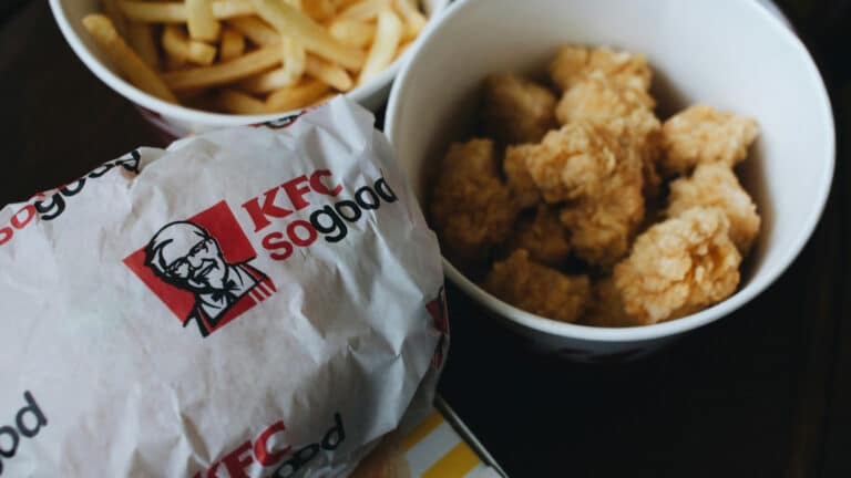 BYD se alia ao KFC na China para “recarregar carro e humano” em 9 minutos