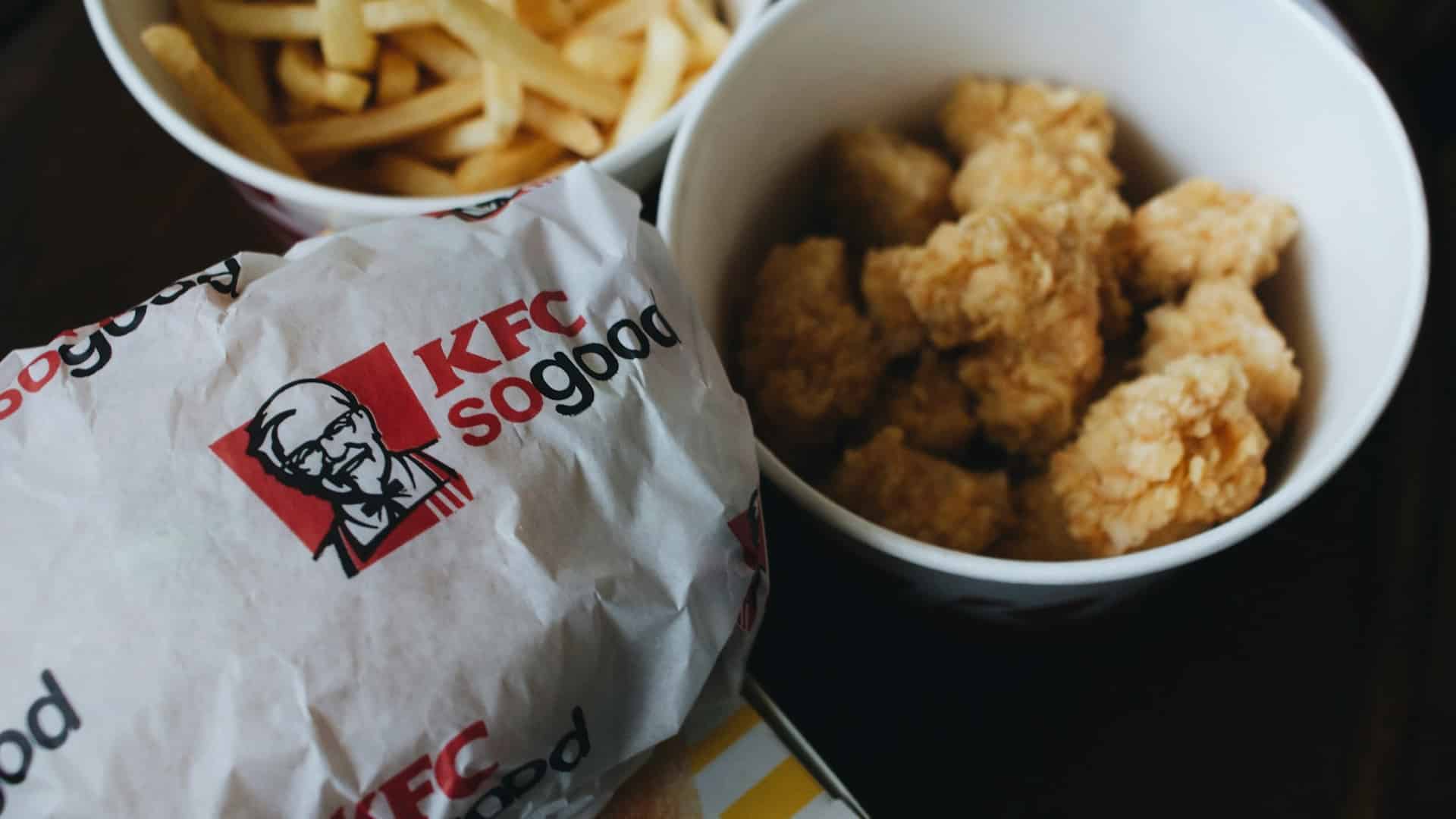 Comida do KFC: hámburguer, batata e frango frito