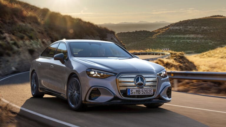 Mercedes lança versão elétrica do Classe C, dizendo ser a mais esportiva de todos os tempos
