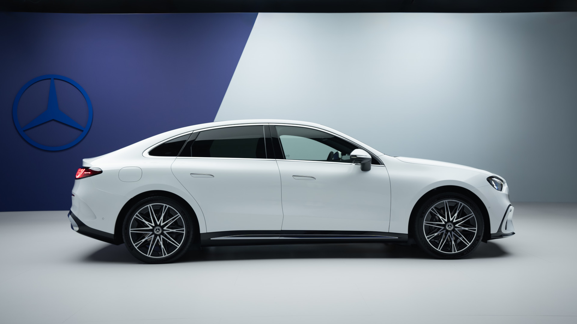 Mercedes Benz Classe C elétrico, lateral