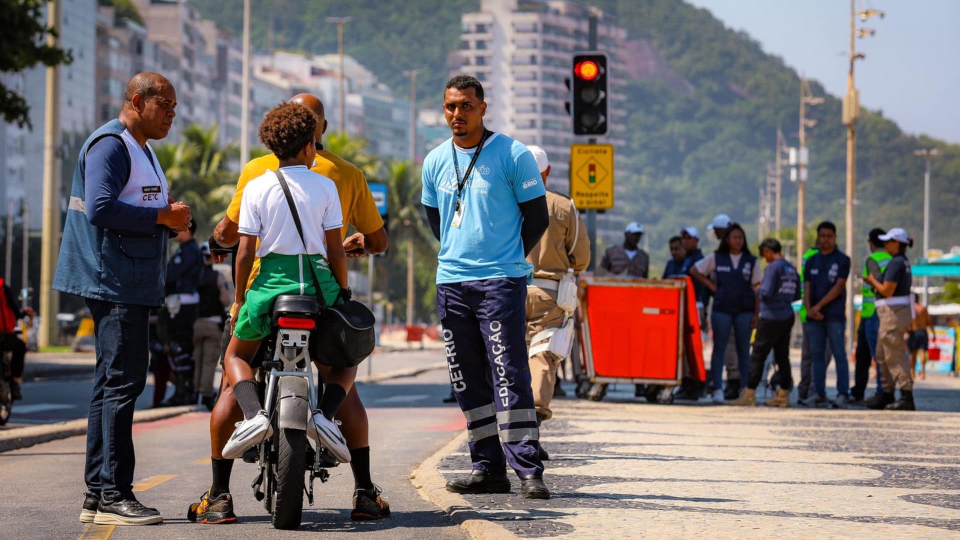 Fiscais do Rio interceptando scooter na ciclofaixa da Avenida Atlântica