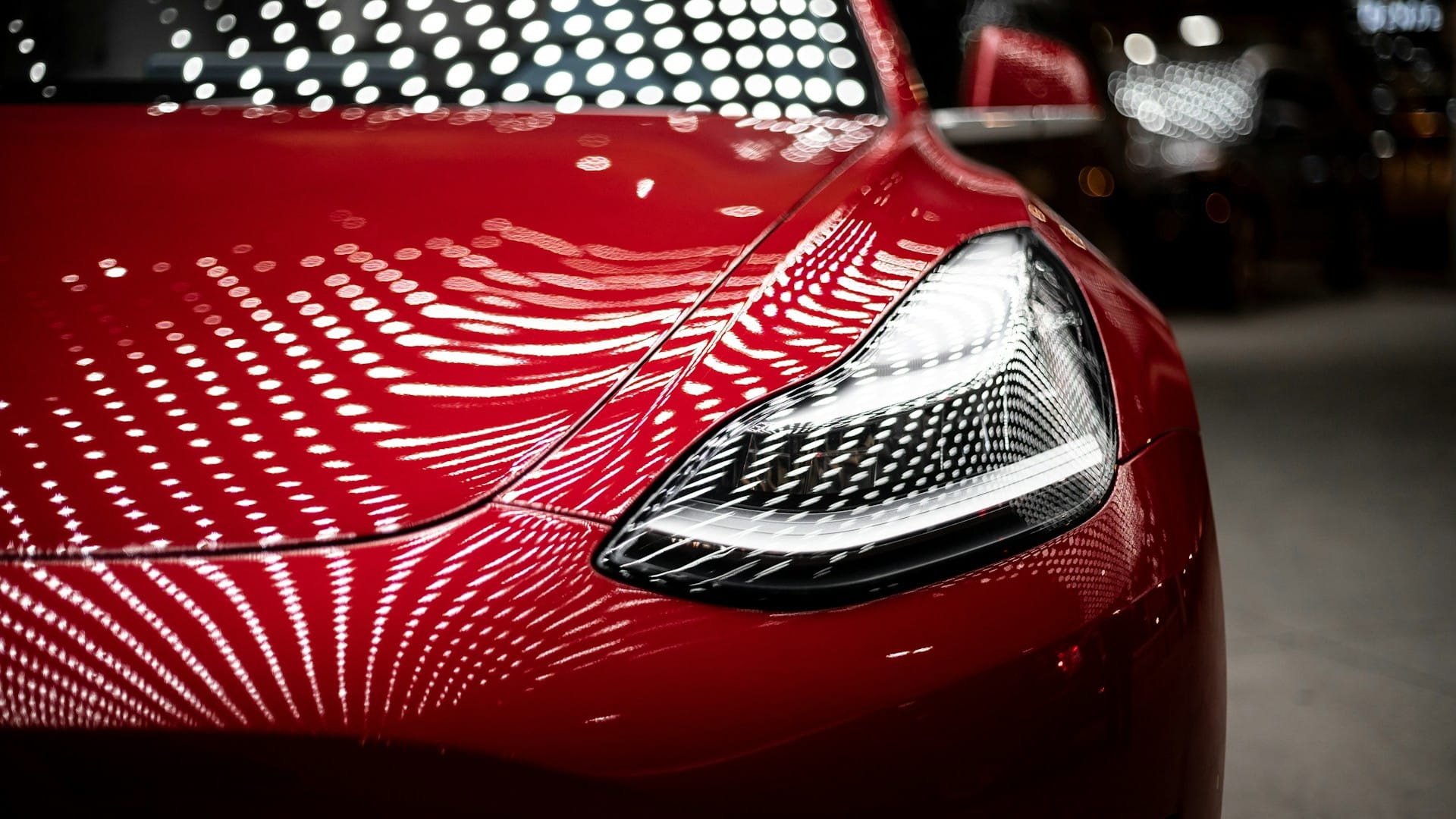 Detalhe da frente de um Tesla Model 3