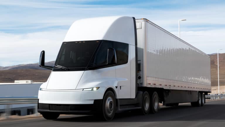 Após 9 anos de promessas, Tesla Semi está sendo produzido em massa