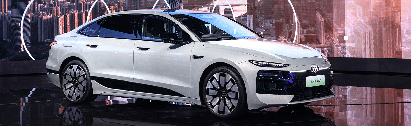 O sedã Audi A6L e-tron