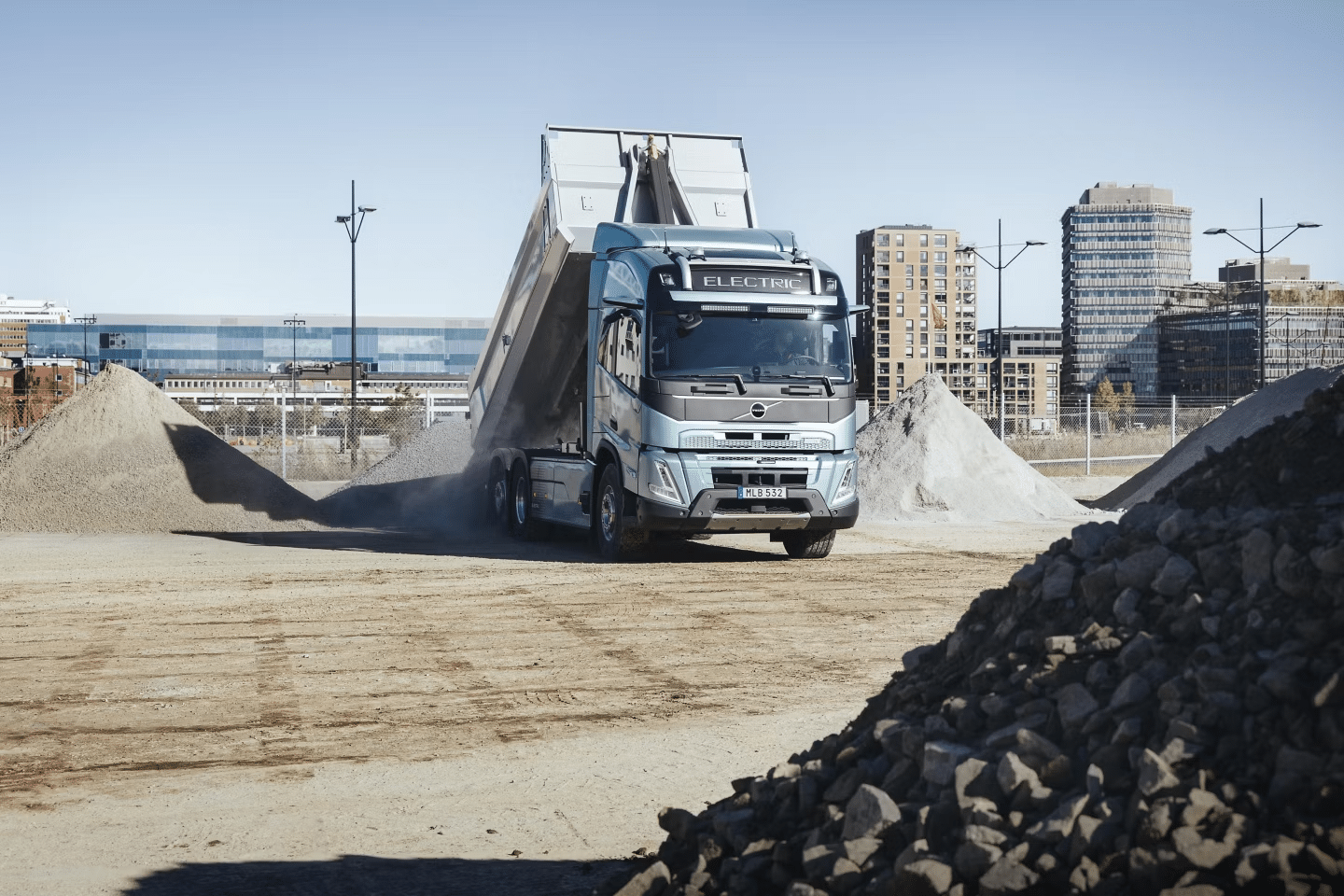 Caminhão Volvo FH Electric jogando sua carga de pedras