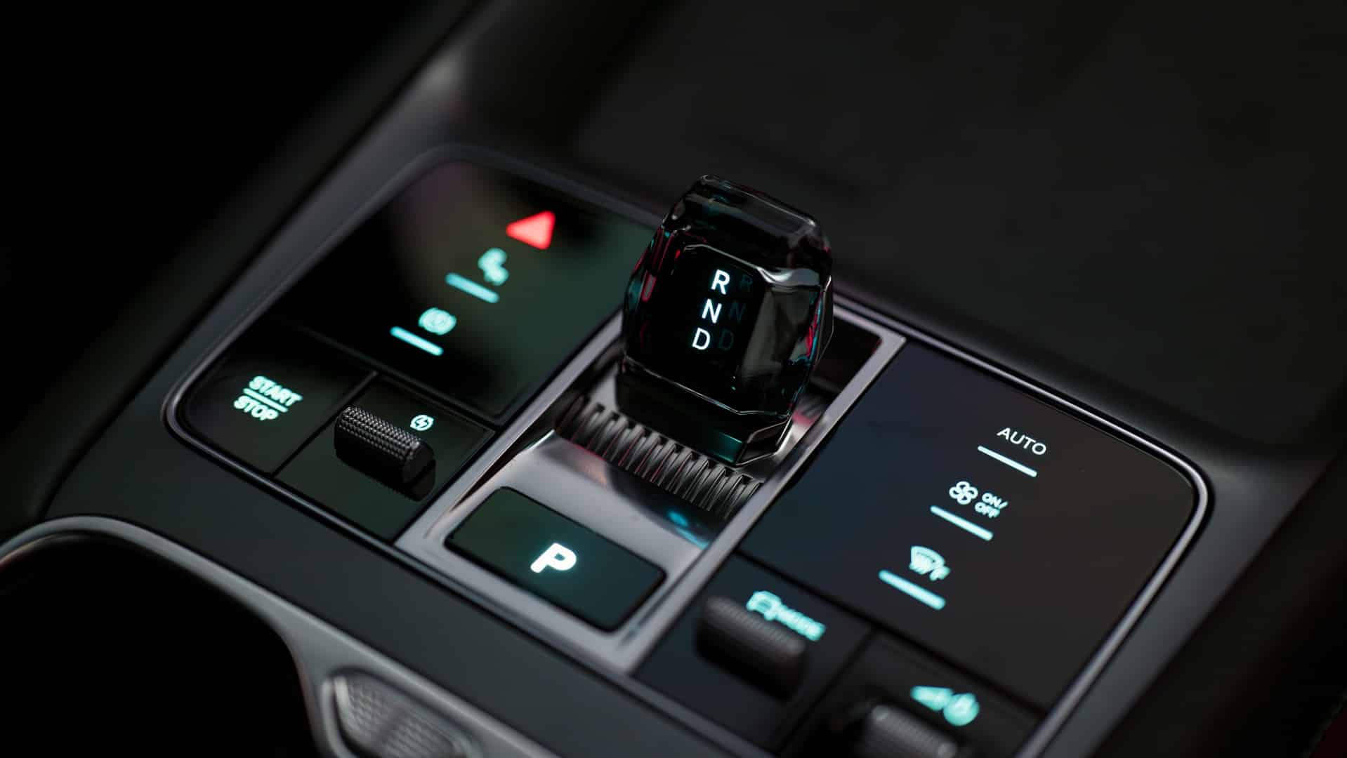 Detalhe do console central do BYD Sealion 7 com seletor de câmbio eletrônico e comandos digitais iluminados