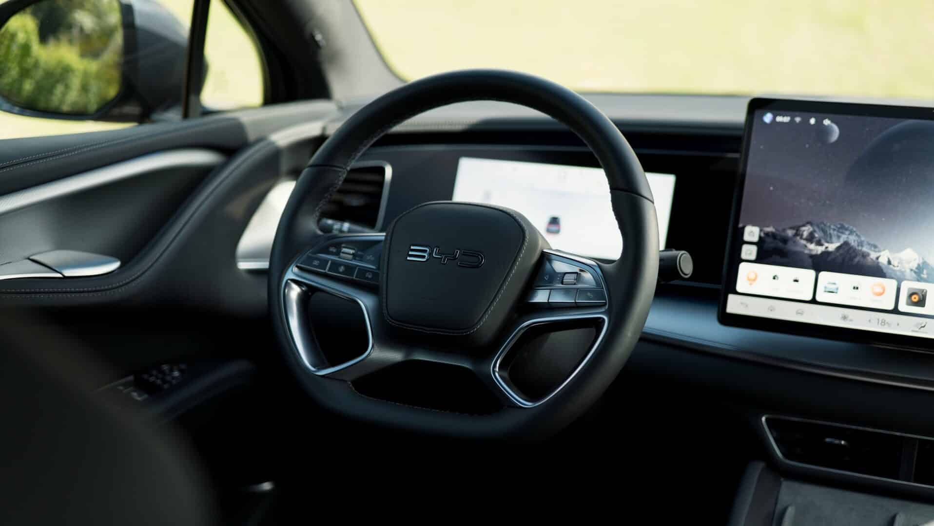 Interior do BYD Sealion 7 destaca volante multifuncional, painel digital e central multimídia flutuante de grande dimensão
