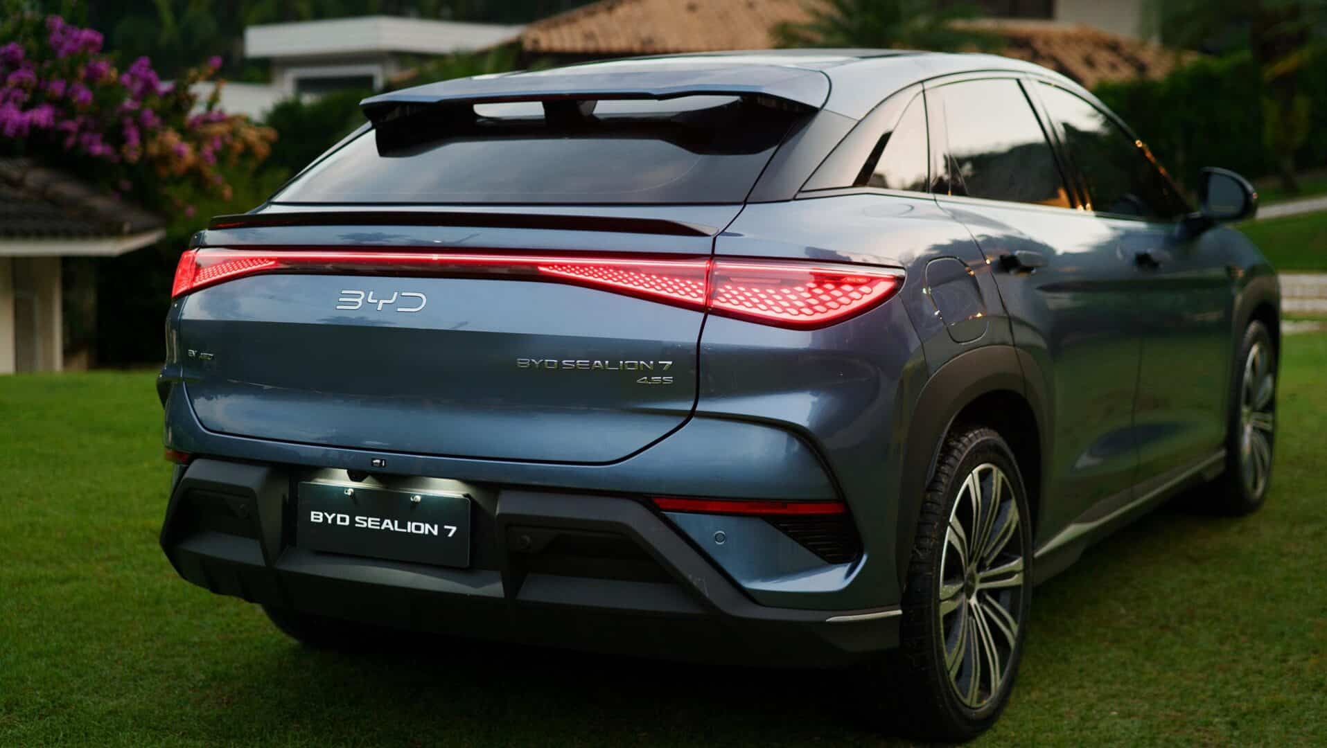 Traseira do BYD Sealion 7 destaca lanterna em LED integrada e visual esportivo de SUV cupê elétrico