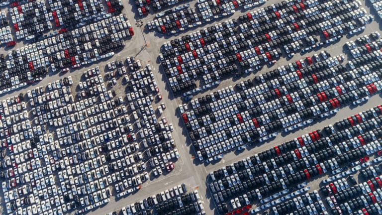 Agência Internacional de Energia prevê que 30% dos carros vendidos mundialmente em 2026 serão eletrificados