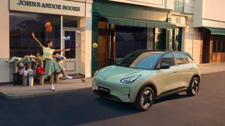 Geely EX2 já emplaca mais da metade das unidades do Dolphin Mini e começa a ameaçar seu reinado