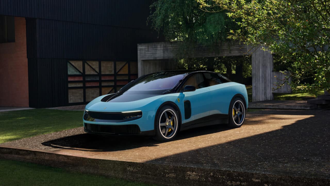 Uma Ferrari Luce azul