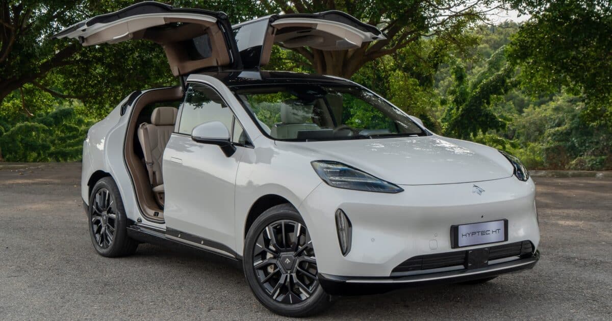 GAC Hyptech HT parado, com as duas portas asa-de-gaivota, que se abrem verticalmente para cima