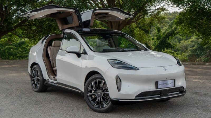 GAC Hyptech HT parado, com as duas portas asa-de-gaivota, que se abrem verticalmente para cima