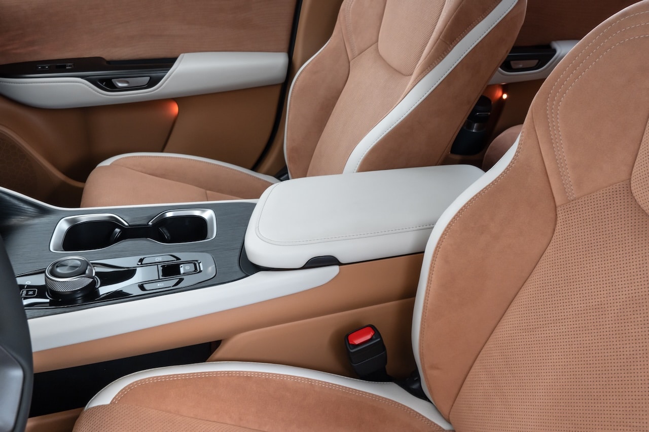 Bancos dianteiros do Lexus RZ 500e