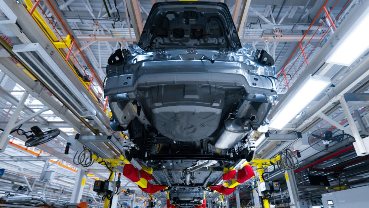 Carro na linha de montagem