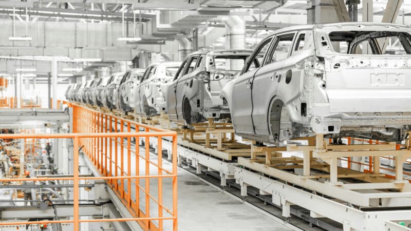 Imagem de uma linha de montagem de carros
