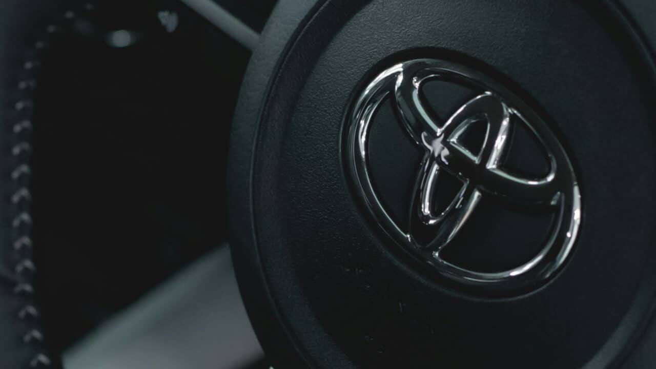Logo da Toyota num volante