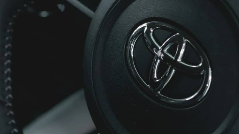 Logo da Toyota num volante