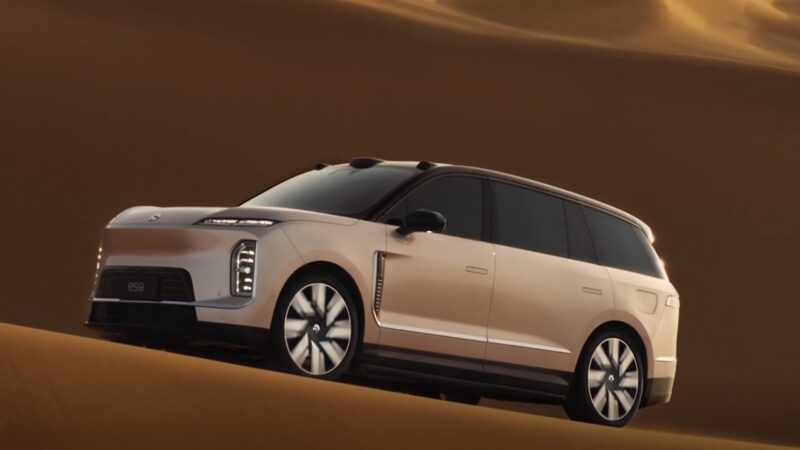 SUV elétrico de luxo NIO ES9 em tom bege claro atravessando dunas no deserto