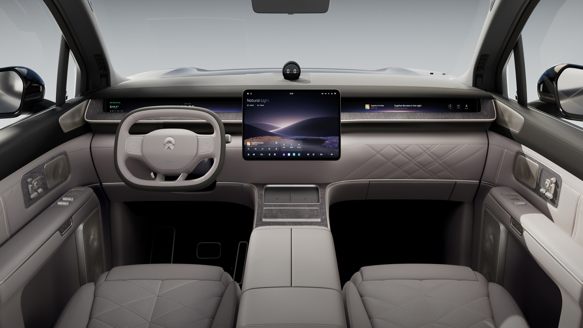 Painel interno do NIO ES9 com design minimalista, volante multifuncional, tela central flutuante de grande dimensão, acabamento premium em tons claros e iluminação ambiente