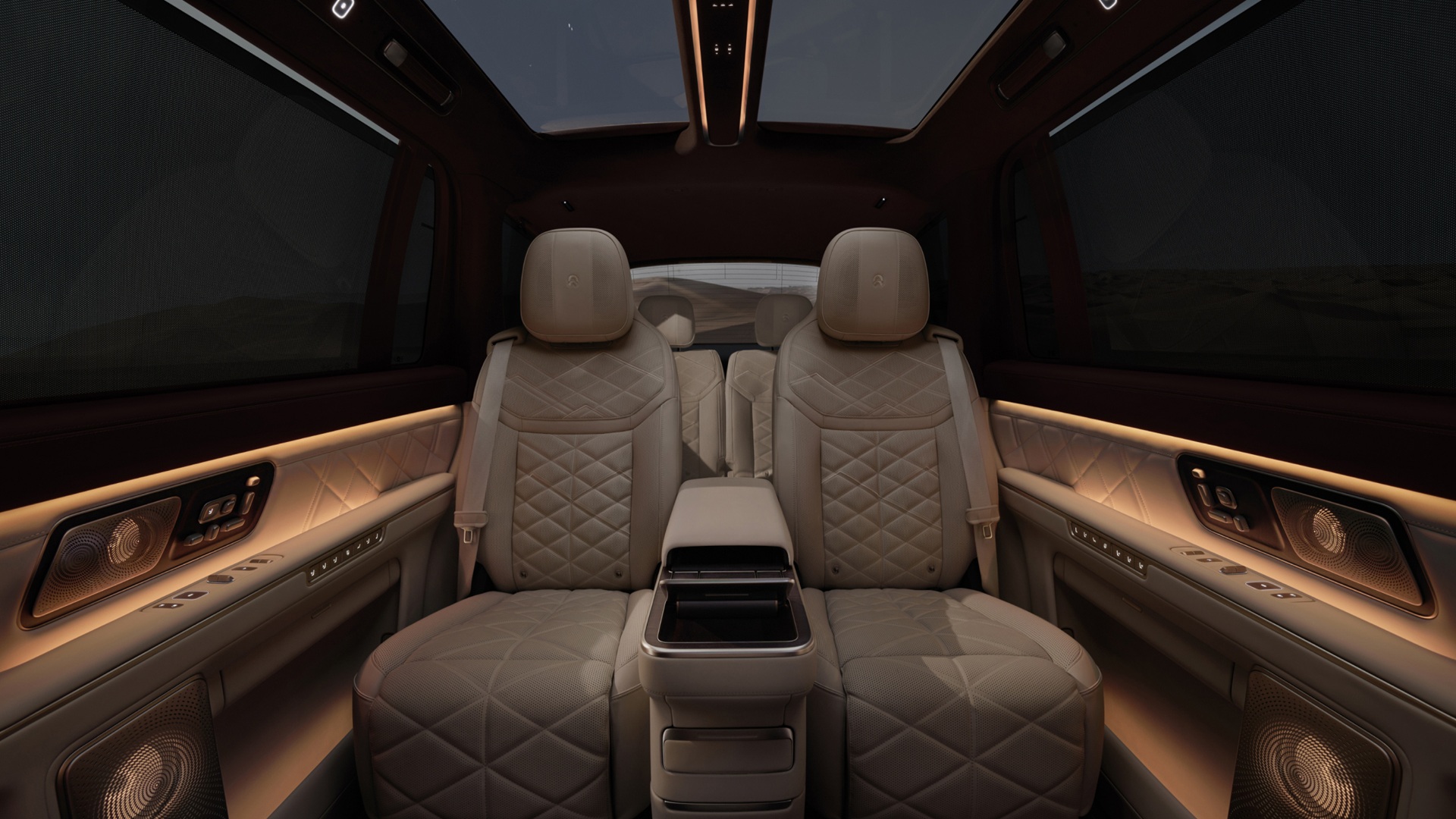 Interior traseiro do NIO ES9 com bancos executivos em couro claro, acabamento premium acolchoado, console central, teto solar e iluminação ambiente