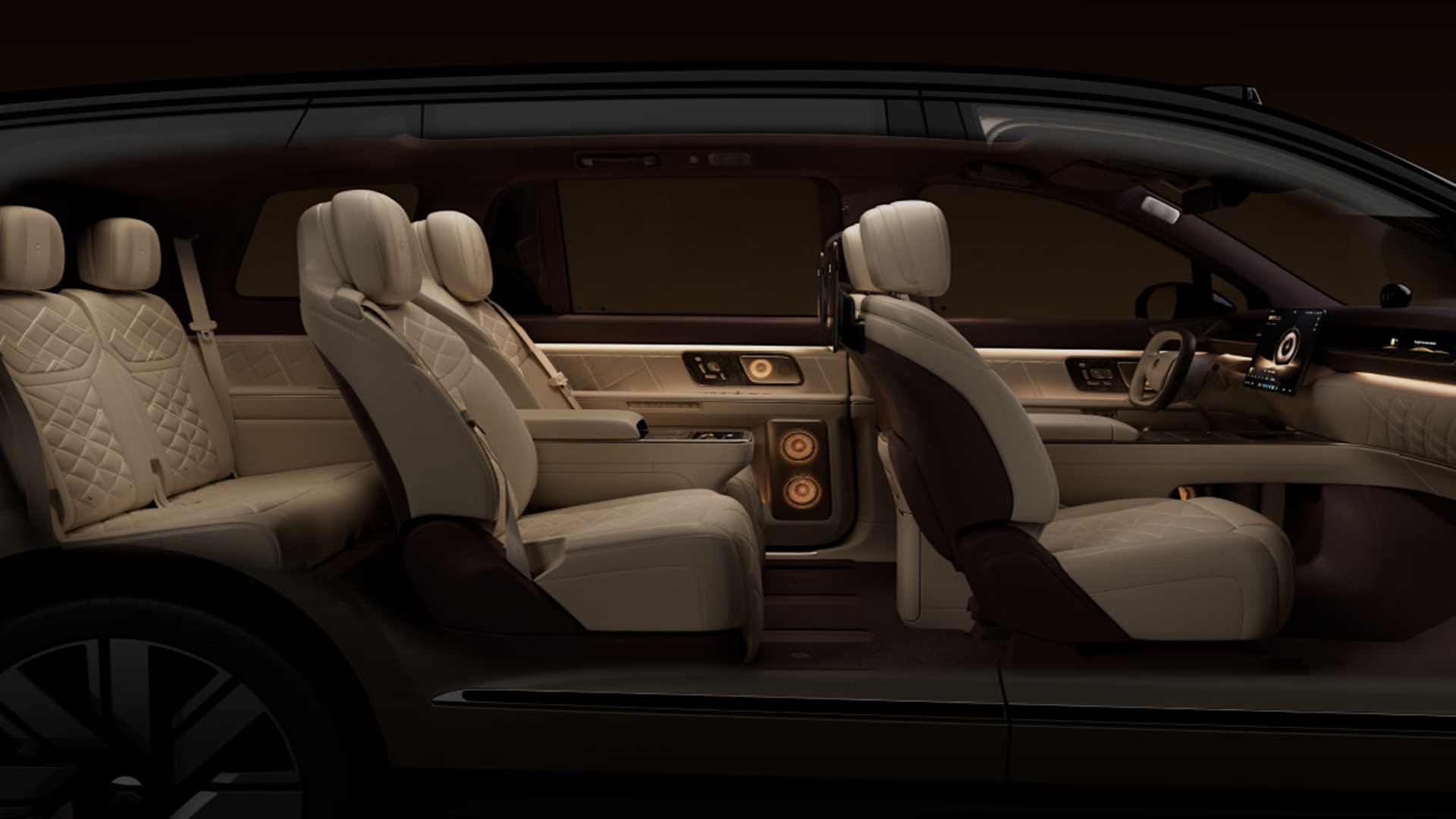 Interior do SUV elétrico NIO ES9 com configuração de três fileiras de bancos em couro claro, acabamento premium, teto panorâmico, iluminação ambiente e telas digitais no painel dianteiro
