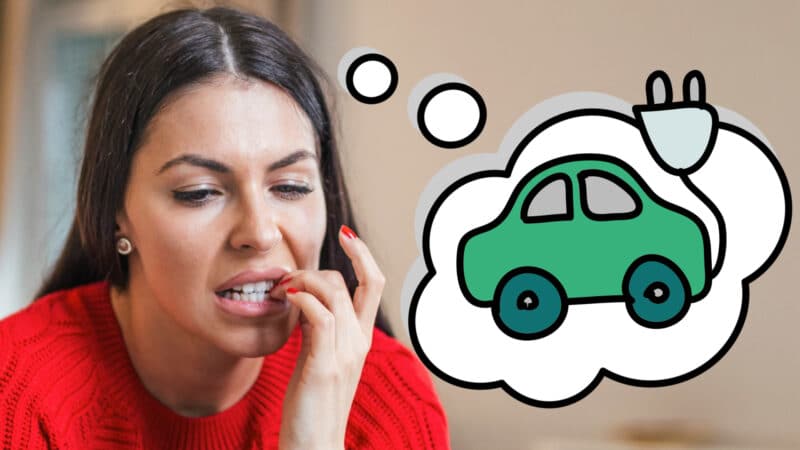 Mulher pensando em comprar um carro elétrico, que aparece numa bolha de pensamento