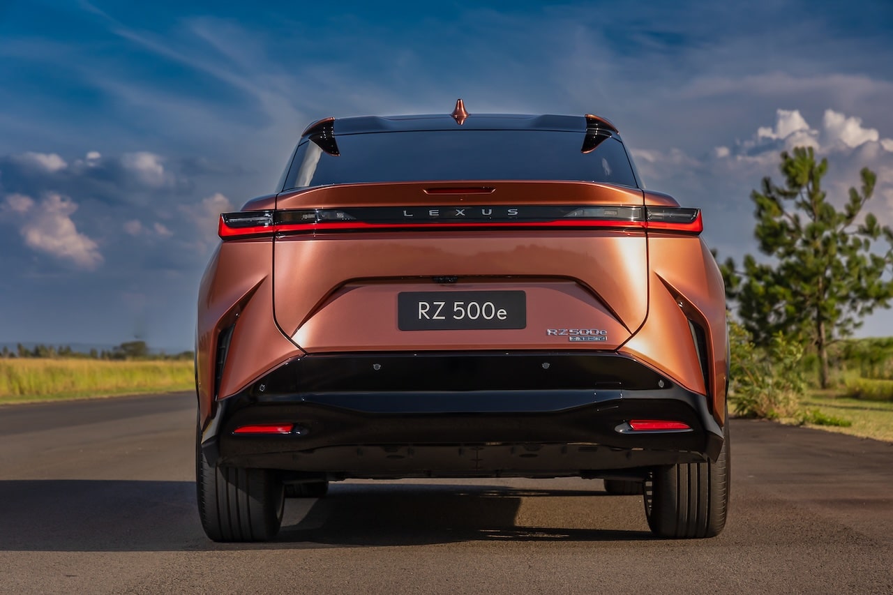 Vista traseira do Lexus RZ 500e